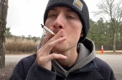 Лечение зависимости от табакокурения в Нелидово Мужчина с сигаретой делает затяжку